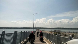 Pulau Madura terlihat dari Jembatan Suramadu. - Dokumen Pribadi
