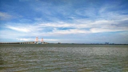 Jembatan Suramadu dan Kota Surabaya yang tampak samar-samar. - Dokumen Pribadi