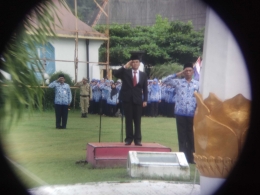 Plt Bupati Bangka Rustamsyah selaku inspektur upacara Hari Pendidikan Nasional dan Hari Otonomi daerah (foto Rustian Al Ansori)