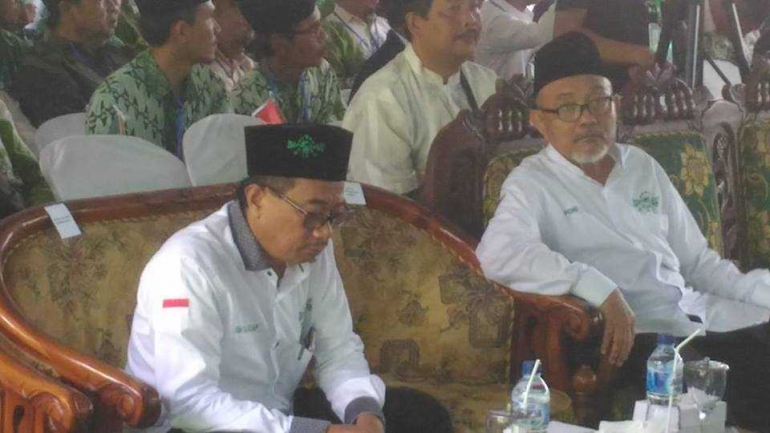 Rois Syuriah PCNU Cilacap KH. Su'ada Adzkiya bersama Ketua Tanfidziyah terpilih KH. Drs. Nasrullah Muhson, M.HI (foto; Taufick)
