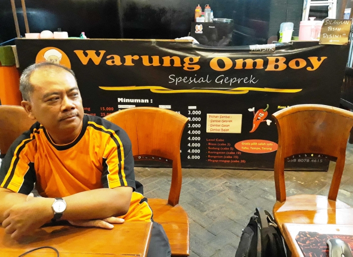 Pak Iwan, pengelola Warung OmBoy, spesia geprek|Dok. Pribadi