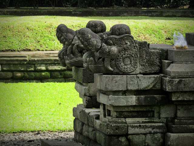 Hiasan pada kaki candi. - Dokumen Pribadi