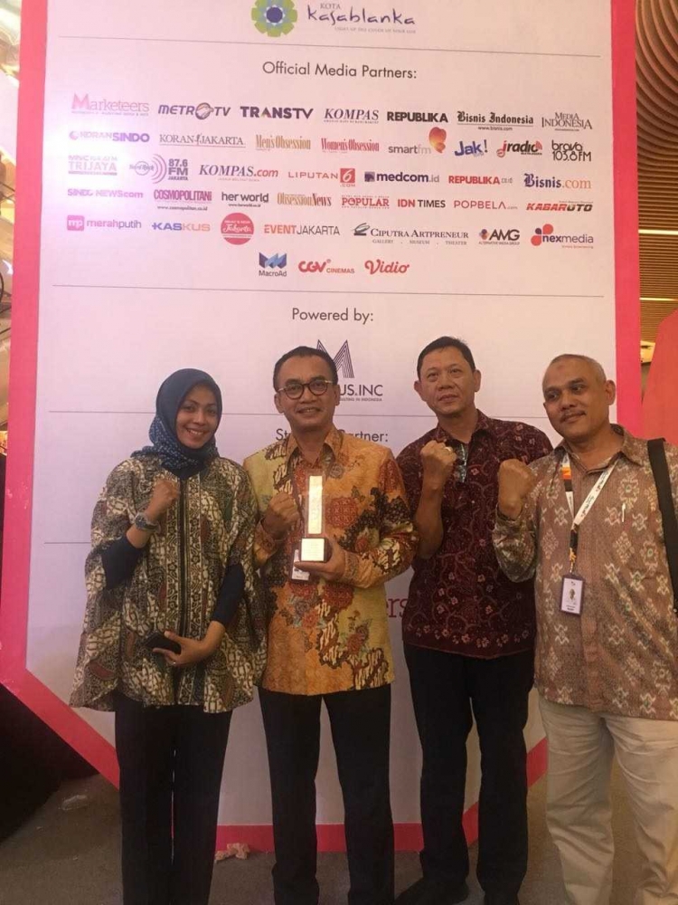 Direktur Usaha Angkutan Penumpang OM Sodikin, VP Pemasaran Sukendro, Manager Pemasaran Winda Roosty dan Manager PR & CSR PT. Pelni foto bersama piala penghargaan (Ft, Pribadi)