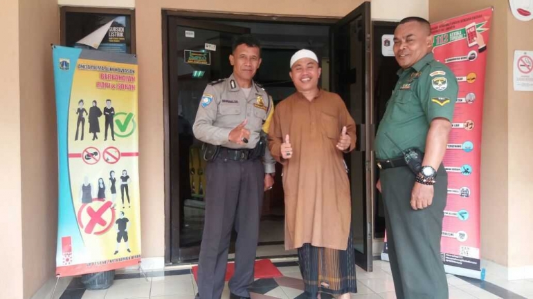 Sinergitas Babinsa Serda Abdur Rohman & Bhabinkamtibmas Aiptu Bambang Sis bersa Tomasy/Toga Ustadz Rasidi di teras Kantor Kelurahan Kota Bambu Utara