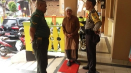 Serda Abdur Rohman & Aiptu Bambang Sis sedang berbincang dengan Ustadz Rasidi (Dok. Pribadi)