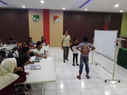 Para peserta tampak interaktif dengan pengajar komsos kreatif kursus bahasa inggris di aula Makodim 0503/JB (Dok. Pribadi)