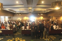 Masyarakat Ekonomi Syariah (MES) berpose bersama usai mengikuti Sekolah Pasar Modal Syariah (SPMS) di Hotel Pesonna Pekanbaru, Sabtu, 28 April 2018 (Foto: Dok. Pribadi)