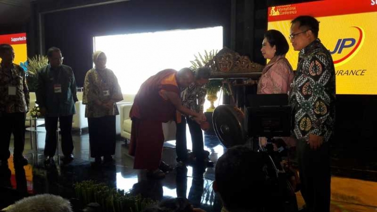 Borobudur International Conference 3rd resmi dibuka dengan pemukulan gong oleh His Eminence Kyabje Dagri Rinpoche bersama Direktur Pemasaran PT TWC Ricky P Siahaan disaksikan oleh Edy Setijono, CEO of PT TWC, Direktur Utama Badan Otoritas Borobudur, Indah Juanita.