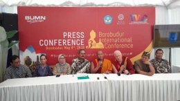 Narsum dan penyelenggara saat Press Conference
