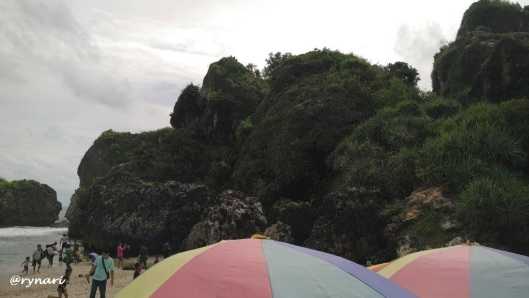 blocky limestone caused by fault nampak menjulang di sisi Barat pantai Siung (dok pri)