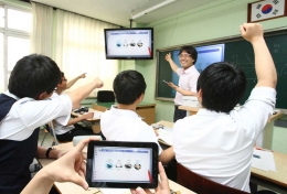mendidik pelajar dengan teknologi (sumber: artikel.pricearea.com)