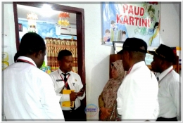 Kepala Sekolah PAUD HI Kartini Bantaeng (ketiga dari kanan) uraikan beberapa inovasi yang lahir dari sekolah ini (30/04/18).