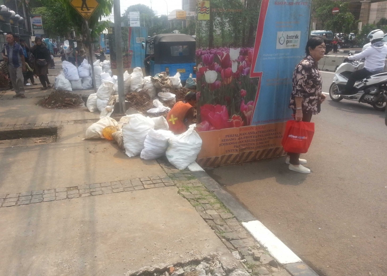 Trotoar belum rapi, bahu jalan digali. Foto | Dokpri