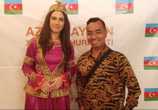 Deskripsi : Baju tradisional bagi wanita Azarbaijan I Sumber Foto : Dokpri
