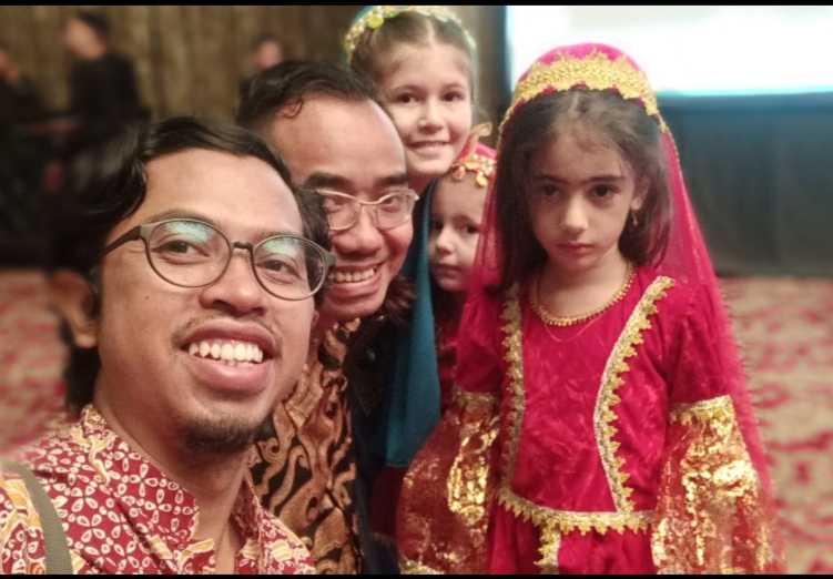 Deskripsi : Groufie bersama para putri cantik dari Azarbaijan I Sumber Foto : Dokpri