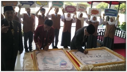 Ketua FABT (kiri) tanda tangani Deklarasi STOP Perkawinan Anak dan Deklarasi Sekolah Ramah Anak (SRA) pada Peringatan Hardiknas di Bantaeng (02/05/18).