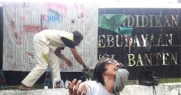 Aksi teatrikal seniman Banten bertema Zikir Serbet. (Foto: indolah.com)