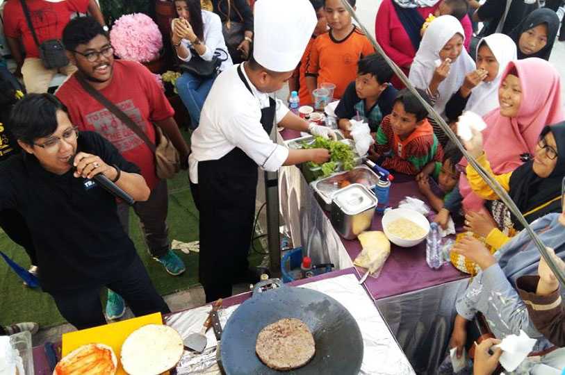 Demo masak bersama chef profesional yang disaksikan langsung oleh para pengunjung. Foto: Isson Khairul.