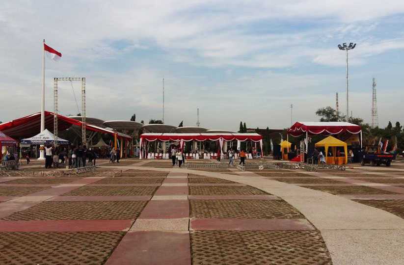 Alun-alun yang luas untuk berbagai kegiatan. Foto: Isson Khairul