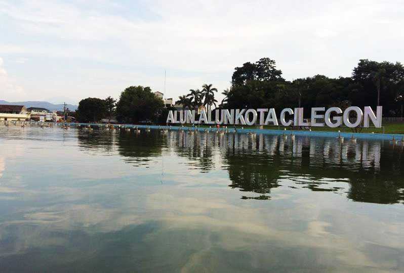 Kolam Air mancur di siamh hari Foto: Isson Khairul