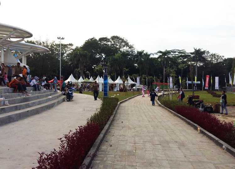Jogging track sebelah kanan dan Arena kuliner sebelah kiri/ Foto: Isson Khairul 