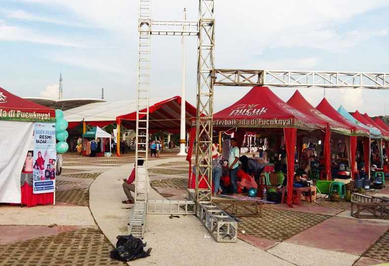Arena promosi, kios kuliner serta cendramata hasil kerajinan warga sekitar Foto: Isson Khairul.