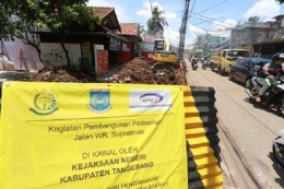 Seperti juga di Jakarta, pemasangan spanduk kawal proyek dari kejaksaan di pasang. Foto | Tribun