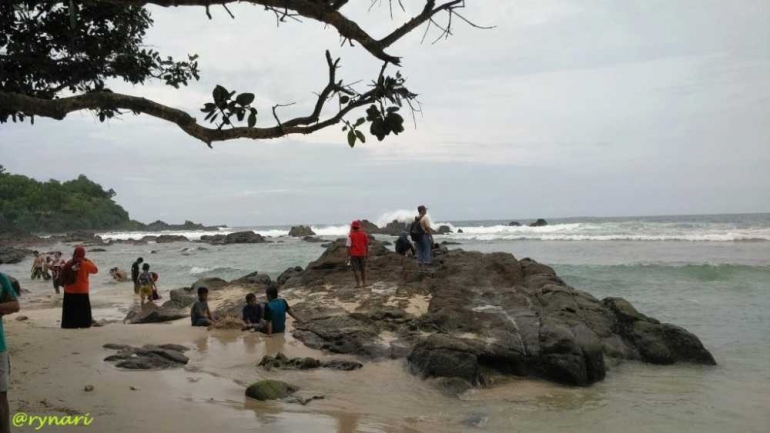 pantai pasir berlatar batuan lava volkanik purba di Wediombo (dok pri)