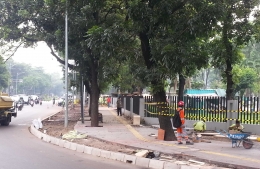 Pekerja trotoar di Lapangan Banteng. Foto | Dokpri