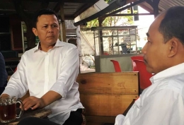 Penulis ketika ngobrol dengan Andi Sinulingga, penggagas STP (Subsidi Tunai Petani), di sebuah warung kopi di Banda Aceh, belum lama ini. (Foto: Aldin NL)