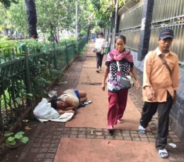 Trotoar juga bisa untuk tempat tidur. Foto | Dokpri