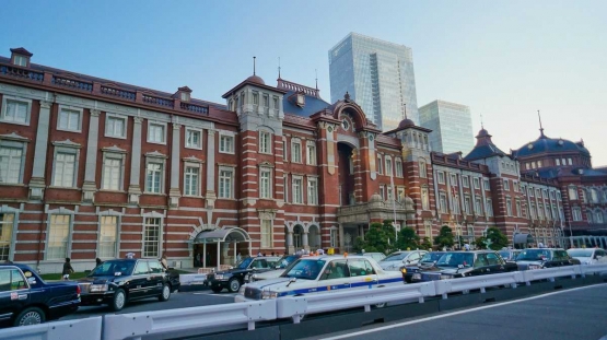 Tampak depan stasiun Tokyo, dengan desain dingin klasik alami, memakai batu bata merah cantik! || www.daylimail.co.uk