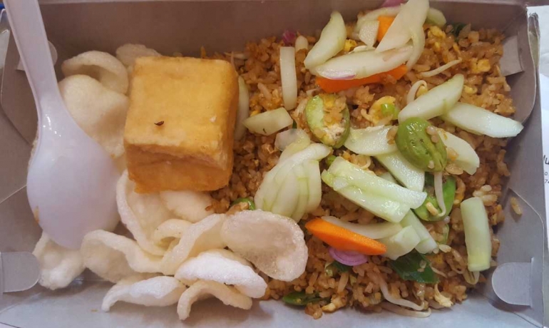 Nasi Goreng Uduk Petai dengan tambahan acar, kerupuk, dan tahu (dok. pri).