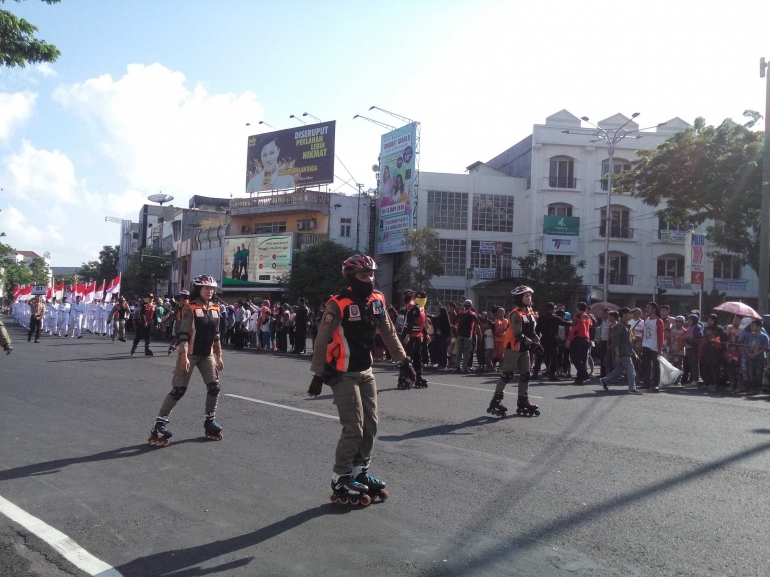 Tim Linmas Kota Surabaya yang menjadi garda terdepan iring-iringan Surabaya Vaganza
