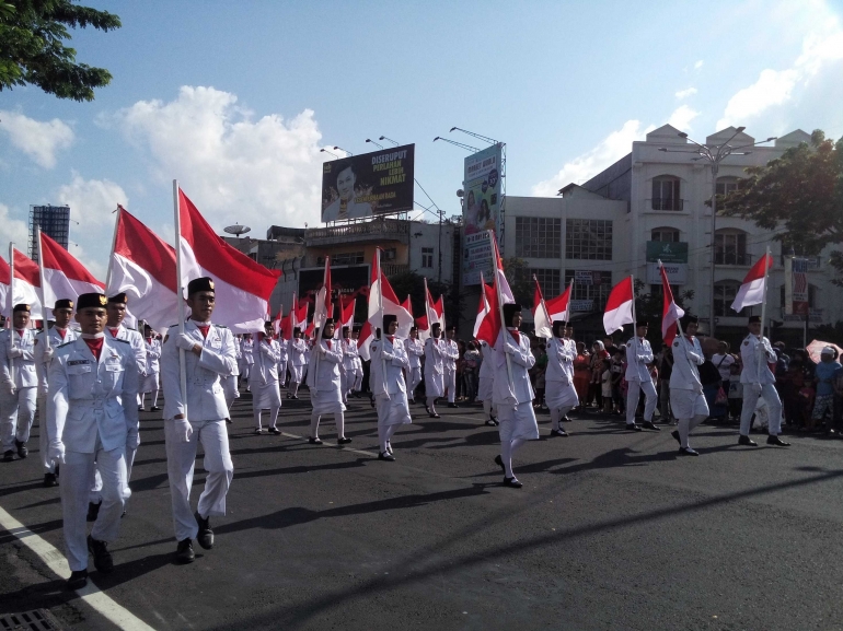 Pasukan paskibraka pembawa Bendera Merah Putih