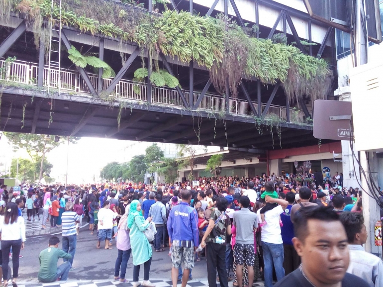 Warga antusias menyaksikan acara Surabaya Vaganza, berkumpul di sekitar Siola. Dokpri