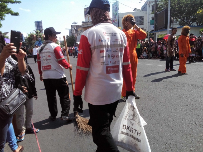 Pasukan Orange tetap menjaga kebersihan di sela-sela acara