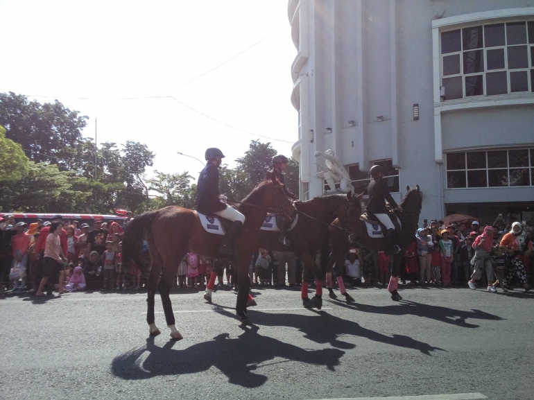 Kuda asli, beneran. Sepertinya para penunggang kuda profesional