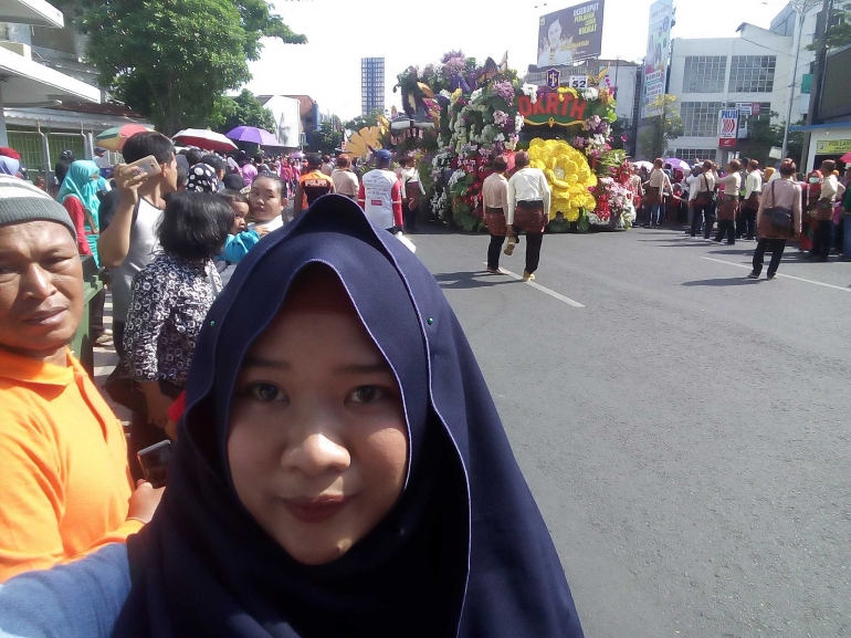 Dinas Kebersihan dan Ruang Terbuka Hijau menjadi pembuka iring-iringan mobil hias Kota Surabaya. #abaikansaya