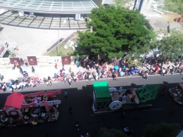 Mobil hias IndiHome dan Pertamina juga ada dalam rangkaian peserta Surabaya Vaganza