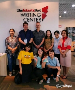 Serunya di The Jakarta Post Writing Center. Penulis (depan, berbaju hijau) dan para peserta pelatihan bersama Robin Hemley dan David Carlin (6/5/2018). Sumber: Dok. Pribadi