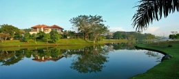 Pemandangan sungai buatan yang disesuaikan dengan  keberadaan rumah elite disisinya. Source: Alam-Sutera.com.