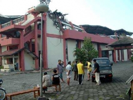 GOR Amongrogo yang hancur karena gempa| Sumber: bakul-abab.blogspot.com