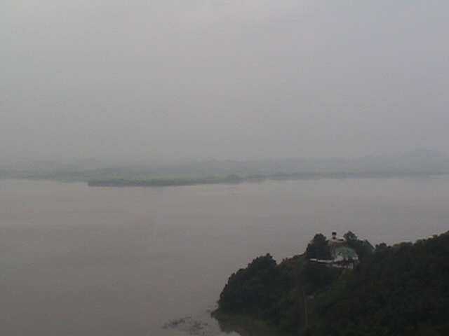 Sungai Imjin yang tampak angker karena mendung (Dokumentasi Pribadi)