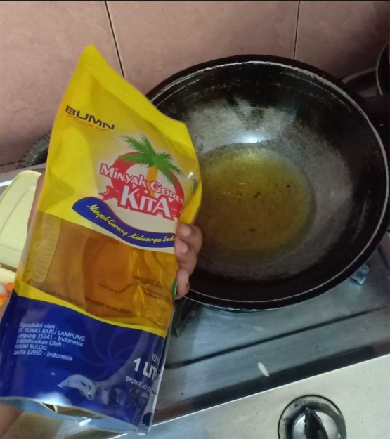 Deskripsi : Minyak Goreng Kita, dengan cairan minyak yang kuning keemasan I Sumber Foto : dokpri