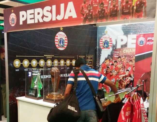 Koleksi yang tersedia di stan Persija (Foto: Istimewa)