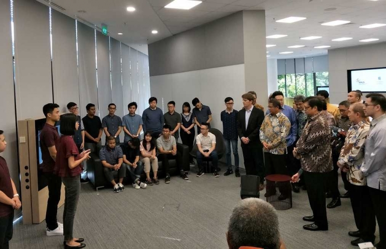 Mentri Kominfo dan Mentri Perindustrian sedang menyimak presentasi dari siswa Apple Developer Academy'- dokpri
