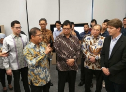 Menkominfo Rudiantara dan Mentri Perindustrian Airlangga Hatarto, saat pembukaan Apple Develper Academy di Universitas BINUS BSD City- dokpri