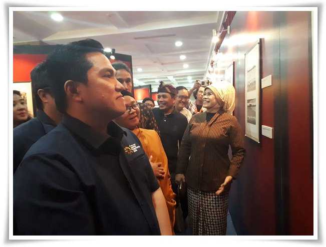 Ketua INASGOC Erick Thohir melihat pameran (Dok. Direktorat Sejarah)