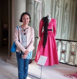 saya berpose di samping manekin bergaun pink karya Chanel. (foto: dokumentasi pribadi)